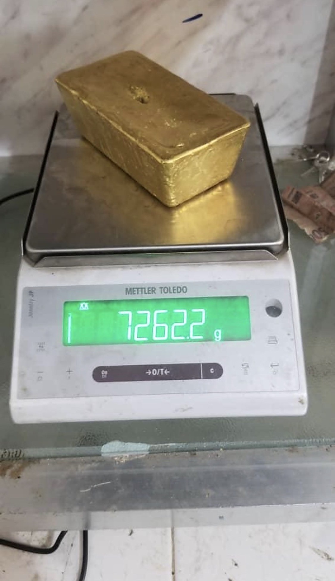 Rough cast gold bar on a Mettler Toledo scale reading 7262.2 grams